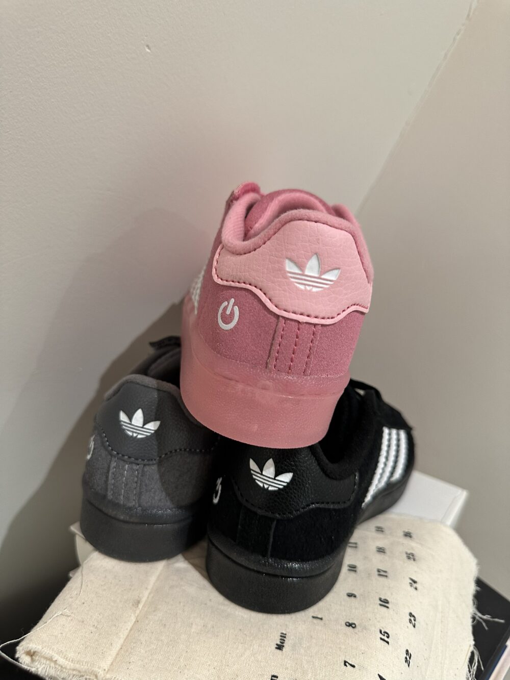 i1768210495_6211_0 預購👟 兒童 adidas 發光休閒鞋|走路就會亮 ✨